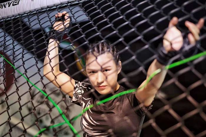 Petarung UFC Zhang Weili tak mau bertahan di Amerika Serikat dan kini bisa pulang ke negara asalnya, China.