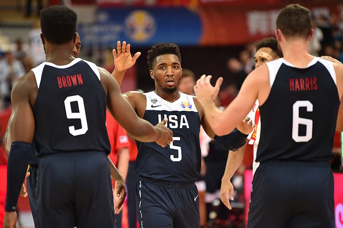 Donovan Mitchell (tengah, #5) melakukan selebrasi tos dengan rekan-rekan setimnya pada laga pertama penyisihan Grup E FIBA World Cup 2019 di Shanghai, China.