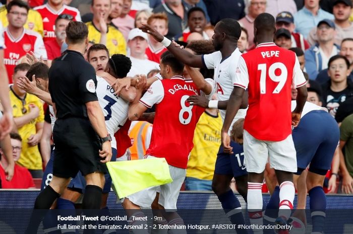 Pemain Arsenal terlibat bentrok dengan Moussa Dembele setelah dirinya terlibat adu fisik dengan Harry Winks pada pertandingan derbi London Utara di Stadion Emirates, Minggu (1/9/2019).