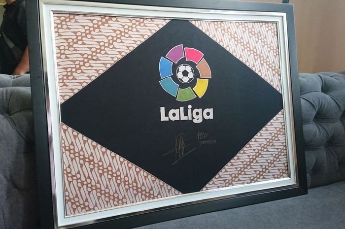 Logo La Liga dengan elemen Batik bermotif parang yang ditampilkan pada acara peresmian La Liga 2019-2020 di Jakarta, Selasa (3/9/2019).