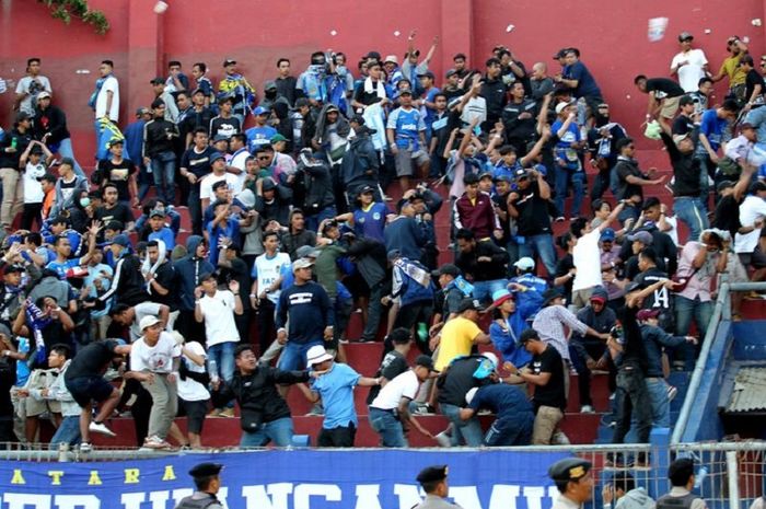 Ratusan pendukung Persik Kediri saling melakukan lemparan terhadap pendukung PSIM Yogyakarta.