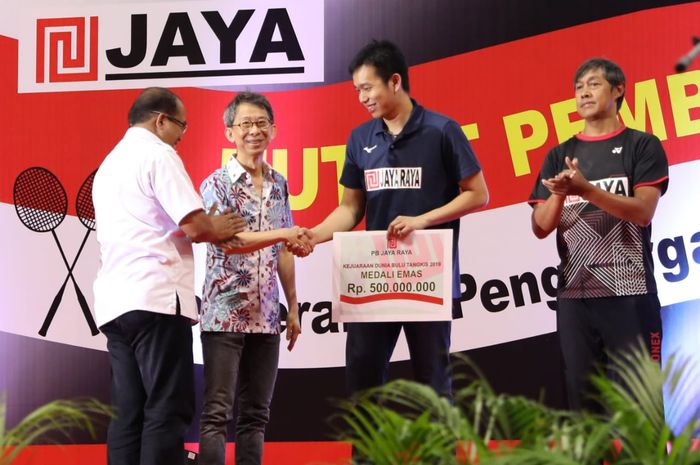 Peraih medali emas Kejuaraan Dunia 2019, Hendra Setiawan, menerima bonus Rp 500 juta dari PB Jaya Raya di Bintaro, Tangerang, Selasa (3/9/2019).