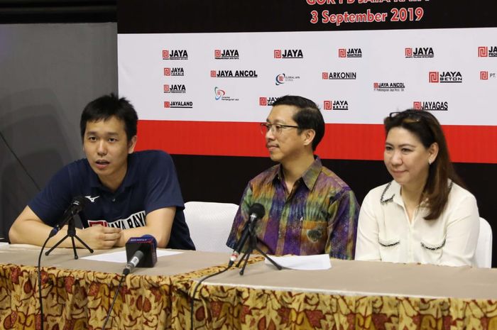 (Ki-ka) Pemain ganda putra Indonesia, Hendra Setiawan, Ketua Dewan Pengurus Yayasan Pembangunan Yayasan Jaya Raya, Agus Lukita, dan Kabid Binpres PBSI, Susy Susanti, pada konferensi pers di GOR Jaya Raya, Tangerang, Banten, Selasa (3/9/2019).