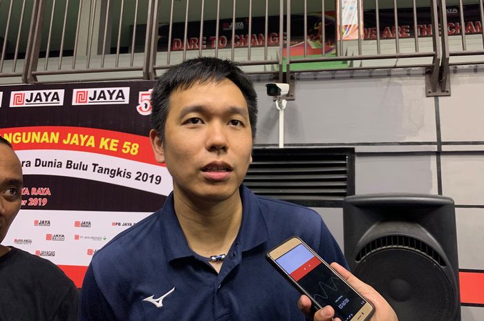 Pemain ganda putra Indonesia, Hendra Setiawan, berbicara kepada wartawan pada penyerahan bonus di GOR Jaya Raya, Bintaro, Tangerang, Banten, Selasa (3/9/2019)