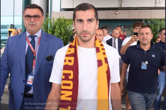 Henrikh Mkhitaryan memakai syal AS Roma.