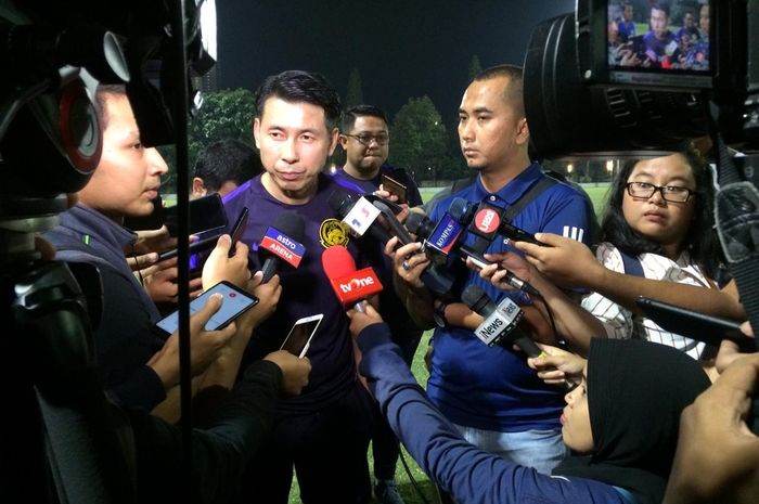 Pelatih timnas Malaysia, Tan Cheng Hoe saat menjawab pertanyaan wartawan dalam sesi latihan jelang laga kontra timnas Indonesia di Lapangan C, Komplek Gelora Bung Karno, Senayan, Jakarta, 3 September 2019. 