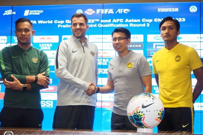 Pelatih Timnas Indonesia Simon McMenemy (kedua dari kiri) bersalaman dengan Pelatih Timnas Malaysia Tan Cheng Hoe dalam konferensi pers di Jakarta, Rabu (4/9/2019).