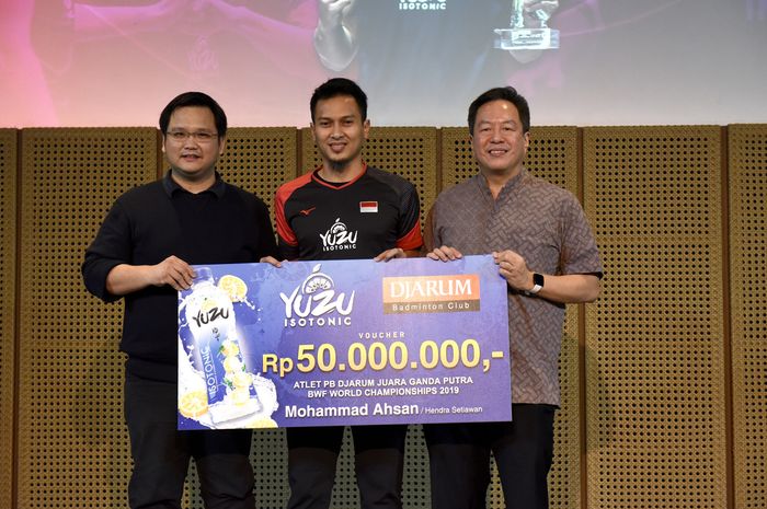 (ki-ka) 002 - Head of Marketing YUZU Ricky Tjitrahardja, pebulu tangkis Indonesia Mohammad Ahsan, dan President Director Djarum Foundation Victor Hartono, berpose pada penyerahan bonus untuk Ahsan di Jakarta, Rabu (4/9/2019). 