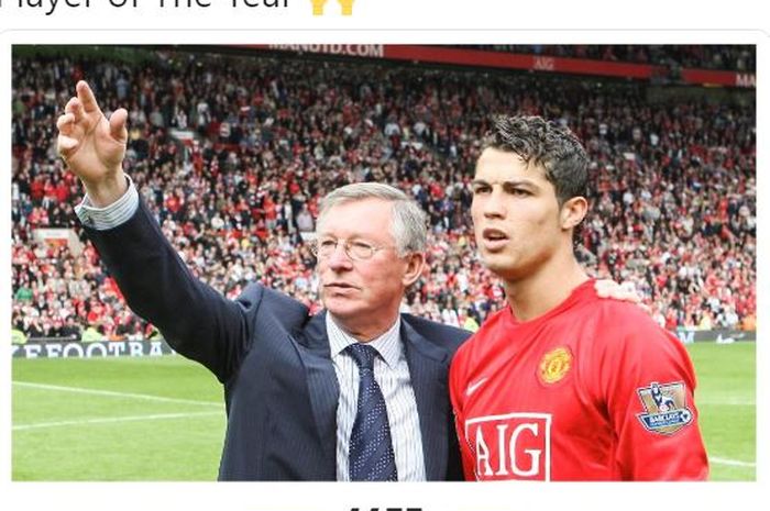 Pelatih Manchester United, Sir Alex Ferguson (kiri), merangkul Cristiano Ronaldo.