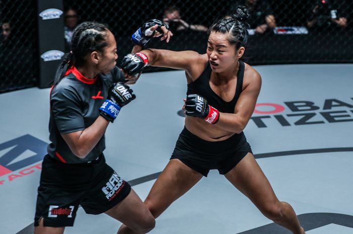 Atlet ONE Championship kelahiran Vietnam, Bi Nguyen (kanan), beraksi melawan petarung dari Indonesia, Dwi Ani Retno Wulan.