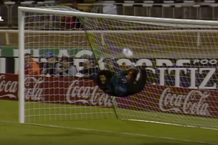 Kiper timnas Kolombia, Rene Higuita, melakukan sepakan kalajengking untuk menghalau bola yang mengarah ke gawangnya ketika melawan tuan rumah Inggris pada 6 September 1995, di Stadion Wembley, London.