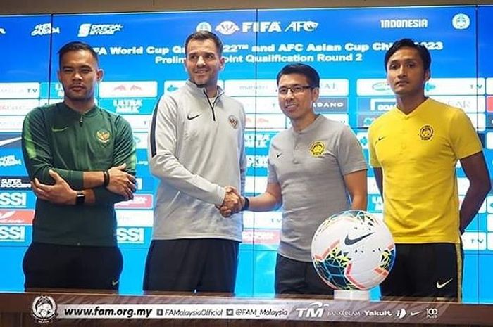 Pelatih timnas Indonesia, Simon McMenemy, bersalaman dengan pelatih Malaysia, Tan Cheng Hoe, saat konferensi pers jelang pertemuan kedua tim di Kualifikasi Piala Dunia 2022 Zona Asia.