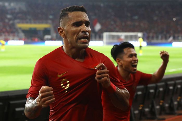 Pemain Timnas Indonesia,  Alberto Goncalves, meluapkan kegembiraan usai mencetak gol ke gawang Timnas Malaysia pada ajang kualifikasi Piala Dunia Qatar 2022 di Stadion Utama Gelora Bung Karno, Jakarta, Kamis (5/9/2019). 