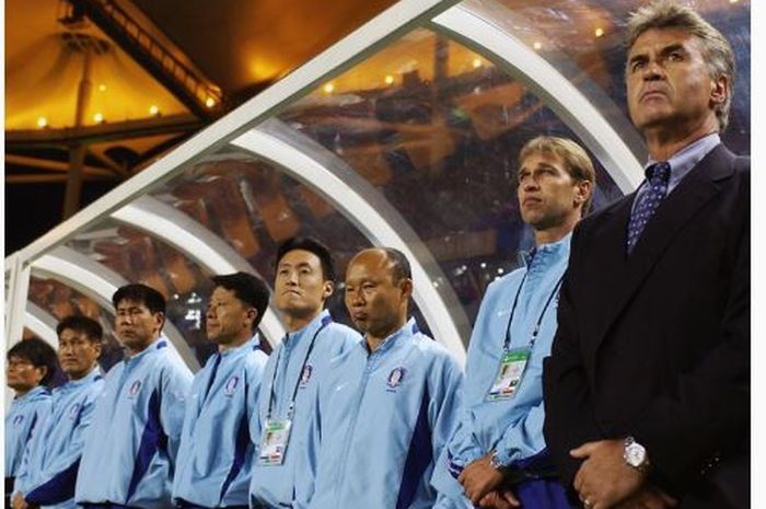 Park Hang-seo (tiga dari kanan) menjadi anggota staf kepelatihan Guus Hiddink (kanan) di Piala Dunia 2002.