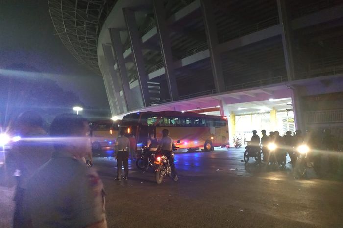 Bus yang mengangkut suporter timnas Malaysia keluar dari SUGBK pada Jumat (6/9/2019) pukul 00.05 WIB.