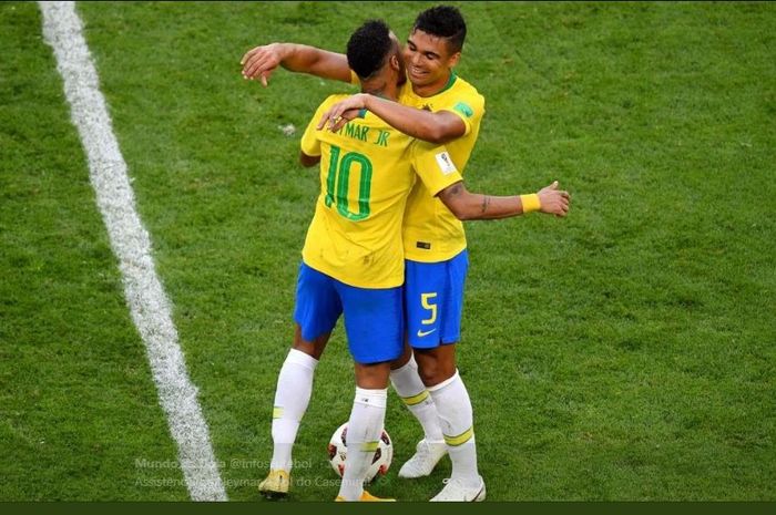 Neymar dan Casemiro berpelukan dalam laga bersama timnas Brasil.