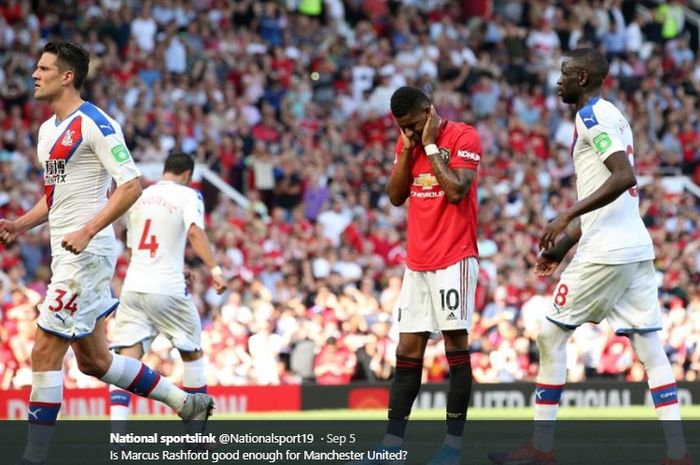 Penyerang muda Manchester United, Marcus Rashford, tampak kecewa setelah gagal mengeksekusi tendangan penalti kala timnya takluk 1-2 dari Crystal Palace pada pertandingan Liga Inggris pekan ke-3 di Stadion Old Trafford, Sabtu (24/8/2019). 