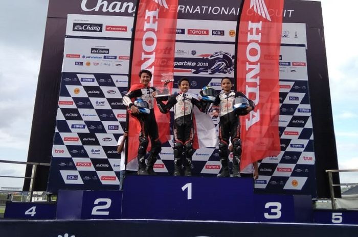 Pembalap Astra Honda Motor (AHM), Herlian Dandi (tengah) saat balapan pertama Thailand Talent Cup (TTC) 2019 seri kelima di Chang International Circuit, Thailand pada Sabtu (7/9/2019).