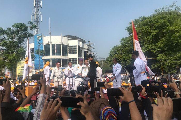 Gubernur Kalimantan Selatan, Sahbirin Noor, menerima penghargaan dari Muri soal pemecahan rekor karateka di Banjarmasin, 8 September 2019  Artikel ini telah tayang di Kompas.com dengan judul 