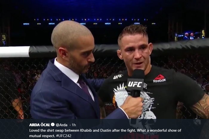 Dustin Poirier bertukar kaus dengan Khabib Nurmagomedov setelah pertandingan UFC 242 di Du Arena, Abu Dhabi, Uni Emirat Arab, 7 September 2019.