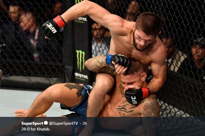 Aksi Khabib Nurmagomedov saat menghadapi Dustin Poirier pada ajang UFC 242 di The Arena, Abu Dhabi, Uni Emirat Arab, 7 September 2019.