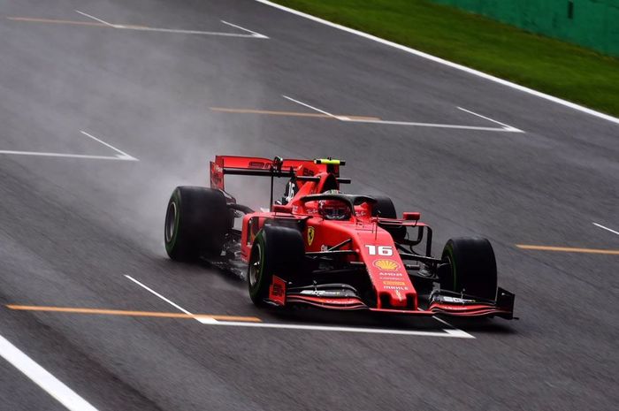 Aksi pembalap Ferrari, Charles Leclerc pada sesi latihan F1 Italia 2019