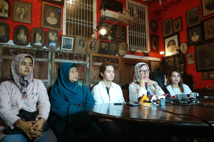 Dul Jaelani bersama keluarga korban kecelakaan maut Tol Jagorawi tahun 2013 saat ditemui Grid.ID Senin (9/9/2019).