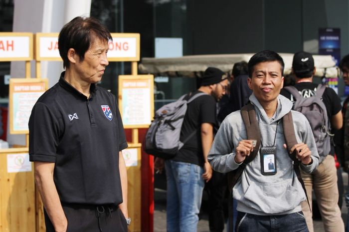 Pelatih timnas Thailand, Akira Nishino saat ditemui BolaSport.com di luar Stadion Utama Gelora Bung Karno (SUGBK), Senin (9/9/2019).