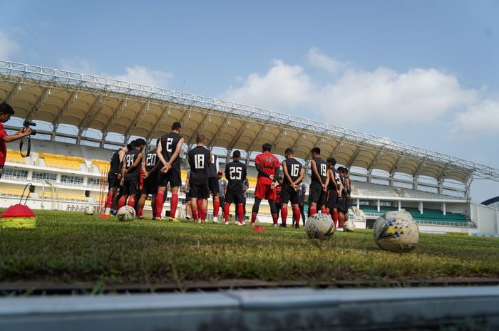 Persija Jakarta melakukan official training di Stadion Aji Imbut