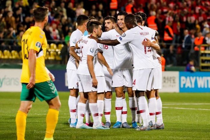 Megabintang timnas Portugal, Cristiano Ronaldo, merayakan gol yang dicetak ke gawang timnas Lithuania dalam laga Grup B Kualifikasi Euro 2020 di LFF Stadionas, Selasa (10/9/2019).