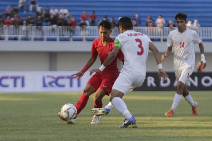 Pemain Timnas Indonesia U-19, Beckham Putra berusha melewati hadangan pemain Iran U-19 saat berlangsung pertandingan persahabatan di stdaion Mandala Krida, Kota Yogyakarta, Rabu (11/9/2019).