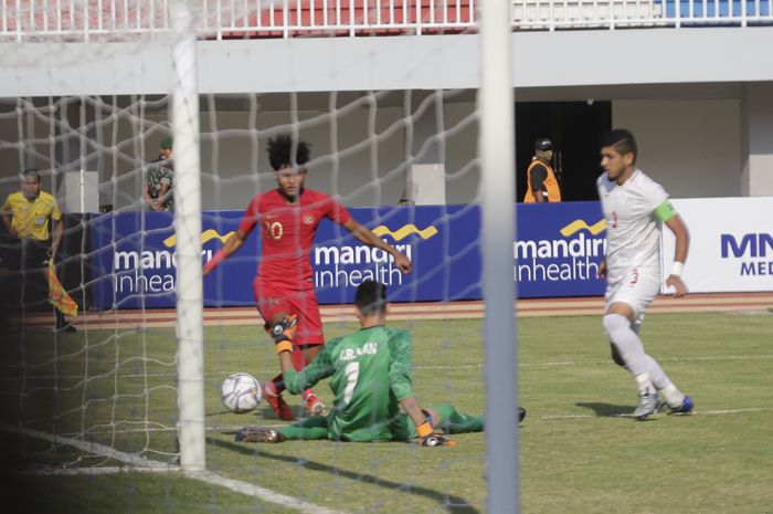 Pemain Timnas Indonesia U-19, Bagus Kahfi berusaha mengarahkan bola ke gawang Iran U-19 saat berlangsung pertandingan persahabatan di stdaion Mandala Krida, Kota Yogyakarta, Rabu (11/9/2019). Dalam laga tersbeut Timnas Indonesiaberhasil menang dengan skor 1-0.