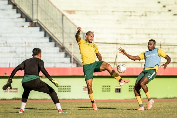 Persebaya Surabaya menggelar sesi latihan di Stadion Gelora Delta, Sidoarjo, sebagai persiapan menyambut laga melawan Kalteng Putra. 