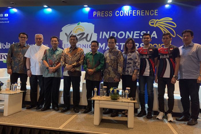 Perwakilan PBSI, Walikota Malang H.Sutiaji, dan pasangan ganda putra Indonesia, Fajar Alfian/Muhammad Rian Ardianto, berpose pada konferensi pers Indonesia Masters 2019 di Jakarta, Rabu (11/9/2019).