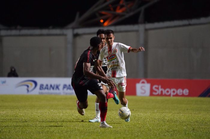 Bek kiri Persija, Rezaldi Hehanussa di antara dua pemain Persipura pada laga tunda pekan ke-11 Liga 1 2019 di Stadion Aji Imbut, Tenggarong, Kalimantan Timur, 11 September 2019.