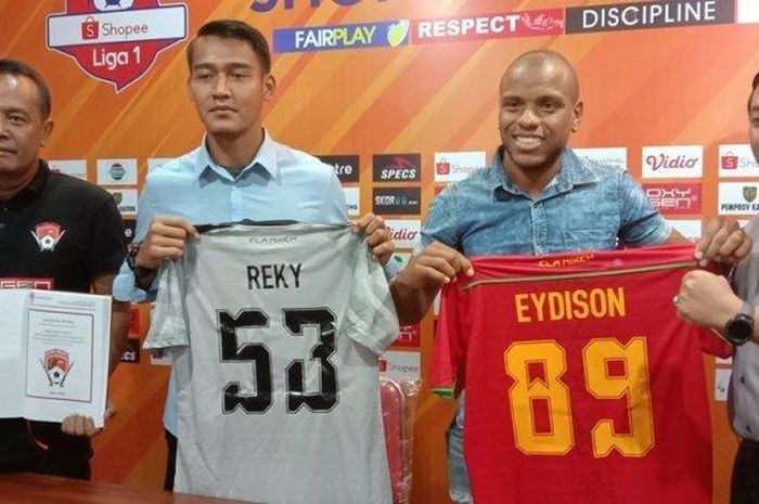 Dua rekrutan anyar Kalteng Putra, striker Eydison Teofilo Soares dan kiper Reky Rahayu saat diperkenalkan ke publik pada Rabu (11/9/2019).