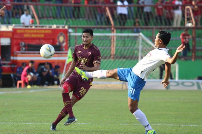 Aksi pemain PSIS Semarang, Heru Setyawan saat berduel dengan bek PSM Makassar, Abdul Rahman.  Heru sendiri berhasil mencetak gol kemenangan bagi PSIS untuk menumbankan sekaligu mematahkan rekor kandang PSM Makassar.