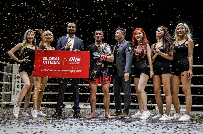 Atlet ONE Championship asal Thailand, Nong-O Gaiyanghadao (tengah).