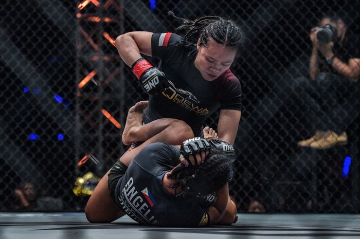 Atlet ONE Championship asal Indonesia, Priscilla Hertati Lumban Gaol (atas), jadikan Rika Ishige sebagai target selanjutnya.