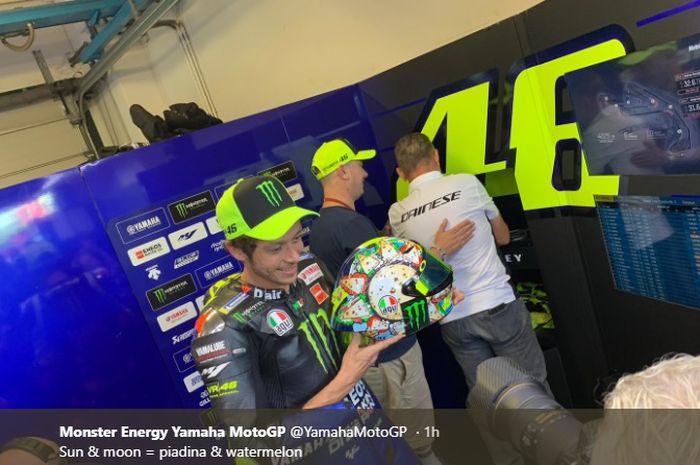 Valentino Rossi menunjukkan helm dengan tampilan spesial untuk seri balap MotoGP San Marino 2019 di Sirkuit Misano, 14 September 2019.