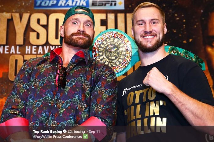 Mantan juara tinju kelas berat, Tyson Fury (kiri), berpose bersama Otto Wallin, lawan yang akan dihadapinya pada pertandingan di T-Mobile Arena, Las Vegas, Amerika Serikat, Sabtu (14/9/2019) malam waktu setempat.