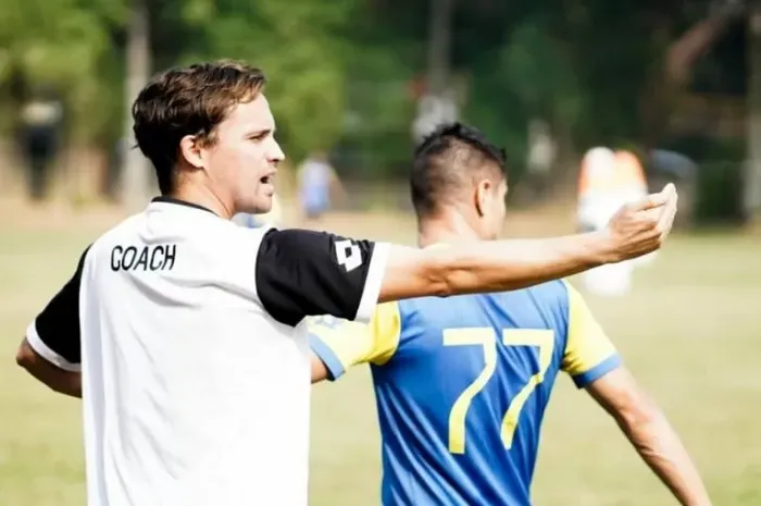 Pelatih Bhayangkara FC, Paul Munster, saat memimpin latihan timnya pada putaran kedua Liga 1 2019.