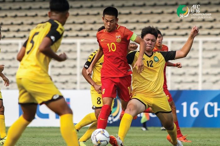 Kapten timnas U-16 China, He Xiaoke (10) coba dihentikan pilar bertahan timnas U-16 Brunei, Danial Hariz pada laga pertama Grup G Kualifikasi Piala Asia U-16 2020 di Stadion Madya Gelora Bung Karno, Senayan, Jakarta Pusat, 14 September 2019.