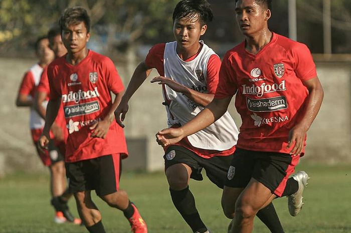 M Rian Firmansyah (tengah), saat berlatih bersama skuad Bali United pada sesi latihan timnya di Legian, 14 September 2019. 