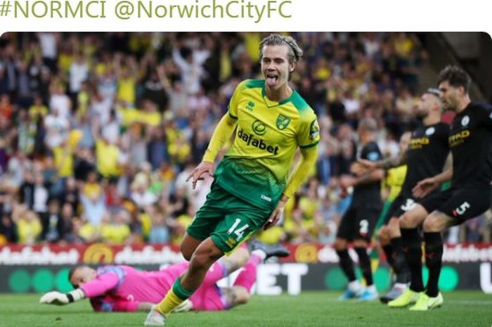 Pemain Norwich City, Todd Cantwell, merayakan gol yang dicetak ke gawang Manchester City dalam laga Liga Inggris di Stadion Carrow Road, Sabtu (14/9/2019).