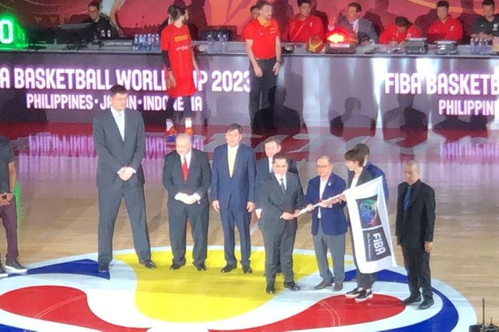 Di sela-sela pertandingan final FIBA World Cup 2019 antara Argentina dan Spanyol yang berlangsung di Beijing, China, Minggu (15/9), Indonesia yang akan menjadi tuan rumah FIBA World Cup 2023 bersama Filipina dan Jepang, secara simbolis menerima bendera FIBA.