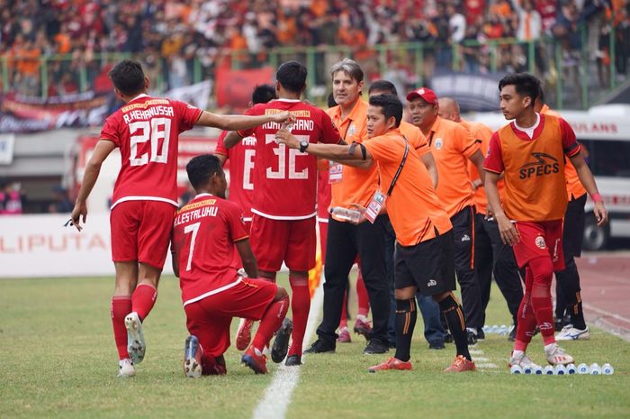 Skuat Persija Jakarta merayakan gol ke gawnag PSIS Semarang, di Stadion Patriot Chandrabhaga, Kota Bekasi, Minggu (15/9/2019).