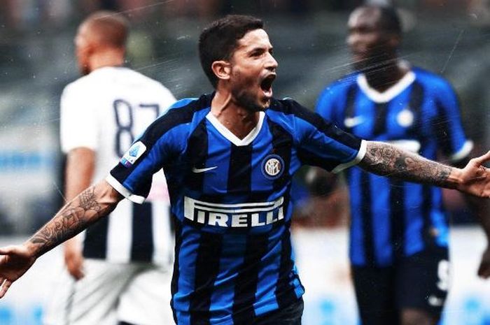 Penyerang Inter Milan, Stefano Sensi, merayakan gol yang dicetak ke gawang Udinese dalam laga Liga Italia di Stadion Giuseppe Meazza, Sabtu (14/9/2019).