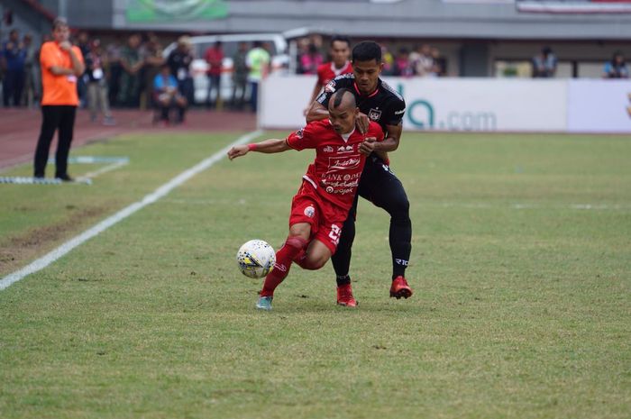 Aksi pemain Persija Jakarta, Riko Simanjuntak pada laga kontra PSIS Semarang, di Stadion Patriot Chandrabhaga, Kota Bekasi, Minggu (15/9/2019).