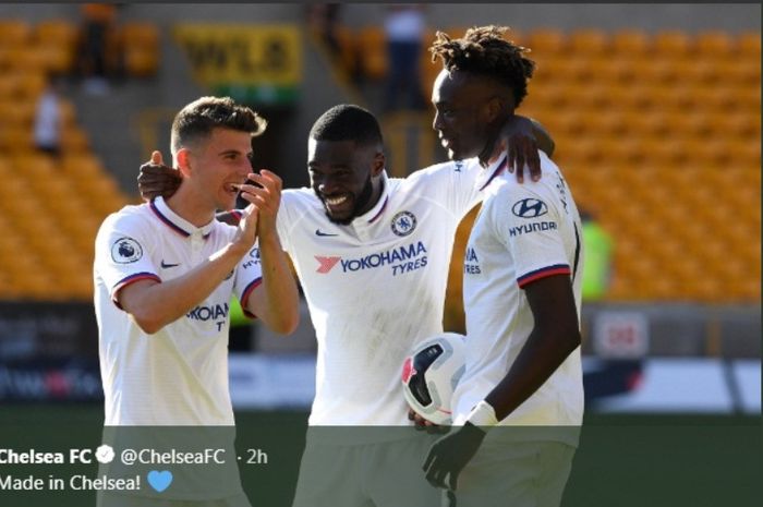 Penyerang muda Chelsea (kanan), Tammy Abraham, merayakan gol yang dicetaknya saat menghadapi Wolves di Liga Inggris, Sabtu (14/9/2019).